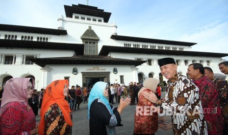 Penjabat (Pj) Gubernur Jawa Barat Komjen Pol M Iriawan bersalaman dengan para pegawai di Lingkungan Setda Provinsi Jawa Barat, pada Apel Pagi dan Halal Bihalal, di halaman Gedung Sate, Kota Bandung, Kamis (21/6).