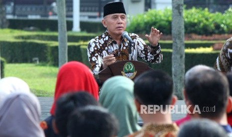 Penjabat (Pj) Gubernur Jawa Barat Komjen Pol M Iriawan memberikan arahan kepada para pegawai di Lingkungan Setda Provinsi Jawa Barat, saat Apel Pagi dan Halal Bihalal, di halaman Gedung Sate, Kota Bandung, Kamis (21/6).