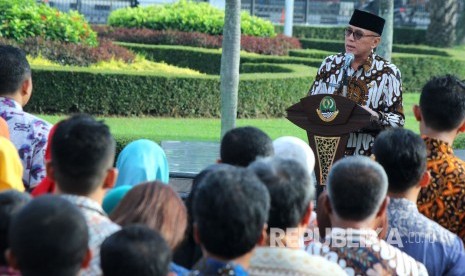 Penjabat (Pj) Gubernur Jawa Barat Komjen Pol M Iriawan memberikan arahan kepada para pegawai di Lingkungan Setda Provinsi Jawa Barat, saat Apel Pagi dan Halal Bihalal, di halaman Gedung Sate, Kota Bandung, Kamis (21/6).