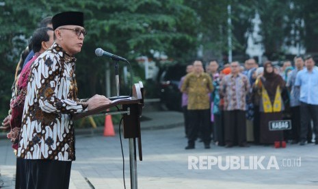 Penjabat (Pj) Gubernur Jawa Barat Komjen Pol M Iriawan memberikan arahan kepada para pegawai di Lingkungan Setda Provinsi Jawa Barat, saat Apel Pagi dan Halal Bihalal, di halaman Gedung Sate, Kota Bandung, Kamis (21/6).