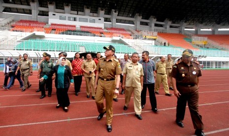 Penjabat (Pj) Gubernur Jawa Barat M.Iriawan (tengah) didampingi Bupati Bogor Nurhayanti (kelima kiri) beserta Muspida Jabar dan Kabupaten Bogor saat meninjau Venue Asian Games Cabang Olahraga sepak bola di Stadion Pakansari, Cibinong, Kabupaten Bogor, Jawa Barat, Selasa (10/7). 