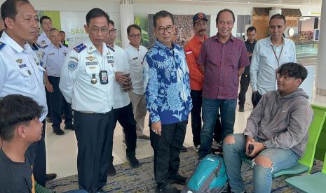 Penjabat (Pj) Gubernur Kalimantan Timur, Akmal Malik meninjau arus mudik di Bandara Sepinggan, Kota Balikpapan, Ahad (7/4/2024).