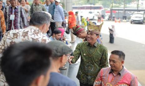 Penjabat (Pj) Gubernur Kepulauan Bangka Belitung (Kep. Babel) Suganda Pandapotan Pasaribu bersama Pj. Ketua Dekranasda Kep. Babel Maya Suganda Pasaribu menyalami tamu yang hadir usai mengunjungi seluruh stan UMKM yang digelar pada acara Halal Bihalal & Silaturahmi Masyarakat Perantauan Provinsi Kep. Babel se-Jabodetabek di Smesco Exhibition Hall, Ahad (21/5/2023). 