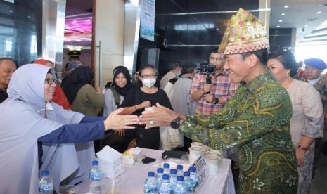 Penjabat (Pj) Gubernur Kepulauan Bangka Belitung (Kep. Babel) Suganda Pandapotan Pasaribu bersama Pj. Ketua Dekranasda Kep. Babel Maya Suganda Pasaribu menyempatkan diri mengunjungi stan UMKM.