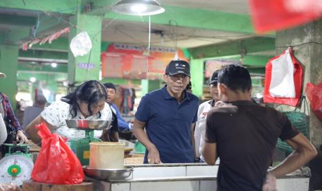 Penjabat (Pj) Gubernur Kepulauan Bangka Belitung Suganda Pandapotan Pasaribu, mulai bekerja. Bersama sang istri, Maya Krista Sidabutar, tempat pertama yang ia kunjungi adalah pusat perekonomian masyarakat, Ahad (2/4/2023).