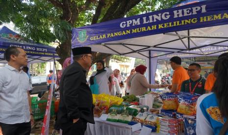 Penjabat (Pj) Wali Kota Sukabumi Kusmana Hartadji meninjau kegiatan Gerakan Pangan Murah di halaman Pusat Pengelolaan Pendapatan Daerah Wilayah (P3DW) Kota Sukabumi, Jawa Barat, Rabu (8/11/2023). 