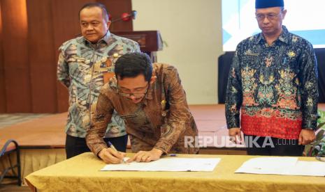 Penjabat Sekretaris Daerah (Pj Sekda) Provinsi Banten Usman Asshiddiqi Qohara melakukan Penandatanganan Perjanjian Kerja Sama (PKS) antara Pemerintah Provinsi Banten dengan Pemerintah Kabupaten/Kota tentang Optimalisasi Pemungutan Pajak dan Sinergi Pemungutan Opsen di Horison Ultima Ratu, Kota Serang, Kamis (28/11/2024).