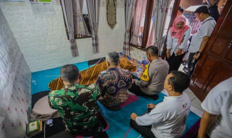 Penjabat Wali Kota Bandung Bambang Tirtoyuliono takziah ke anggota KPPS yang meninggal dunia di Jalan Kawaluyaan, Kecamatan Buahbatu, Kota Bandung, Rabu (21/2/2024).