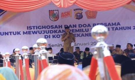 Penjabat Wali Kota Pekanbaru Muflihun saat memberikan sambutan pada acara doa istighatsah agar pemilu berjalan damai di pelataran MPP.