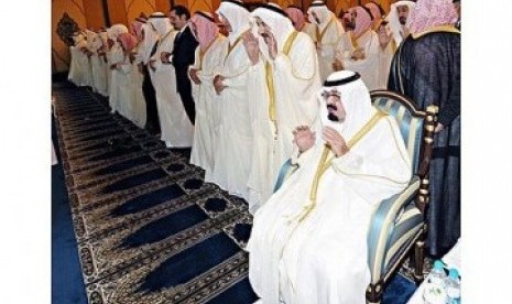 Penjaga Dua Kota Suci Raja Abdullah dan para pangeran ketika melaksanakan shalat Idul Fitri di Makkah.