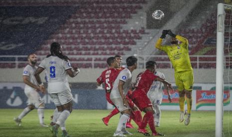 Penjaga gawang Arema FC Adilson Aguero Dos Santos (kanan) berusaha menghalau bola umpan pemain Persija Jakarta pada pertandingan Liga I di Stadion Manahan, Solo, Jawa Tengah, Minggu (17/10/2021). Pada pertandingan tersebut Arema FC menang atas Persija Jakarta dengan skor 1-0.