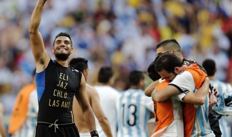 Penjaga gawang Argentina, Sergio Romero (kiri) bersama rekan satu timnya merayakan kemenangan.