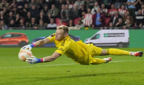 Penjaga gawang Arsenal Aaron Ramsdale melakukan penyelamatan selama pertandingan sepak bola grup A Liga Europa antara PSV dan Arsenal di stadion Philips di Eindhoven, Belanda, Kamis, 27 Oktober 2022. 