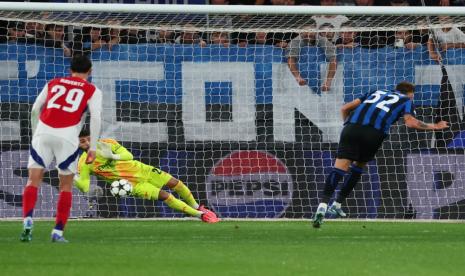 Penjaga gawang Arsenal David Raya menahan penalti pemain Atalanta Mateo Retegui.