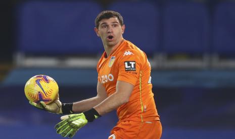 Penjaga gawang Aston Villa Emiliano Martinez. Martinez masuk daftar lima kiper dengan penyelamatan paling banyak di lima liga top Eropa tahun sepanjang 2021. 