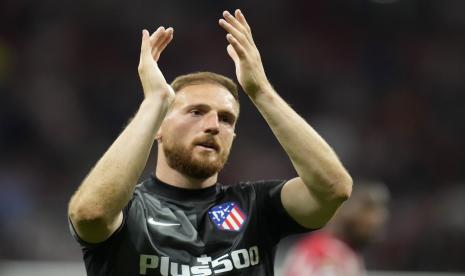 Penjaga gawang Atletico Madrid Jan Oblak memberi tepuk tangan kepada pendukungnya setelah pertandingan sepak bola La Liga Spanyol antara Atletico Madrid dan Real Madrid di Stadion Wanda Metropolitano di Madrid, Spanyol, Ahad, 8 Mei 2022. Atletico kalah 1-2 dalam laga tersebut.