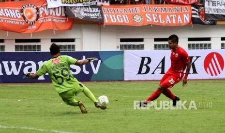 Striker Persija Jakarta Bambang Pamungkas (kanan).