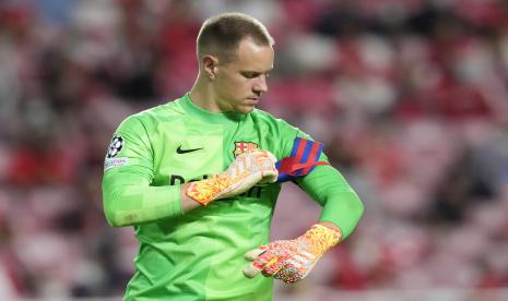 Penjaga gawang Barcelona Marc-Andre ter Stegen melepas ban lengannya di akhir pertandingan Grup E Liga Champions antara Benfica dan Barcelona di stadion Luz di Lisbon, Portugal, Rabu, 29 September 2021.