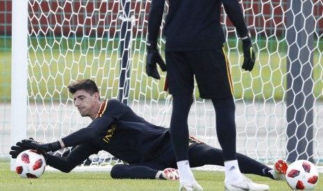 Penjaga gawang Belgia Thibaut Courtois mengaitkan bola selama sesi latihan di Piala Dunia Sepak Bola 2018 di Dedovsk, Rusia, Minggu, 8 Juli 2018. 