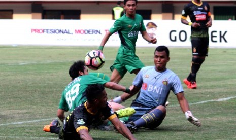 Penjaga gawang Bhayangkara FC, Awan Setho Raharjo (kanan).