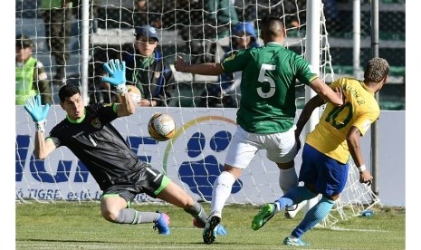 Penjaga gawang Bolivia, Carlos Lampe (kiri) menggagalkan upaya penyerang Brasil, Neymar (kanan) untuk mencetak gol.