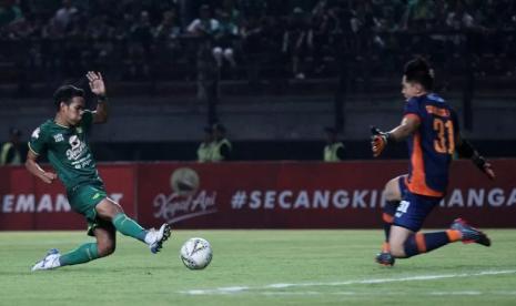 Penjaga gawang Borneo FC Gianluca Claudio Pandeynuwu (kanan).