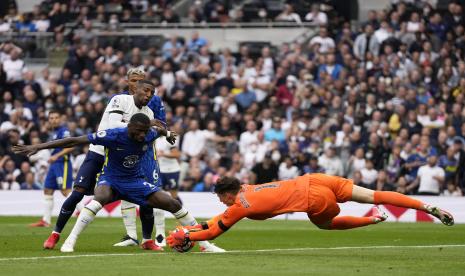  Penjaga gawang Chelsea Kepa Arrizabalaga melakukan penyelamatan ketika rekan setimnya Antonio Rudiger memblokir Emerson Royal dari Tottenham Hotspur selama pertandingan sepak bola Liga Primer Inggris antara Tottenham Hotspur dan Chelsea di Stadion Tottenham Hotspur di London, Inggris, Ahad, 19 September 2021.