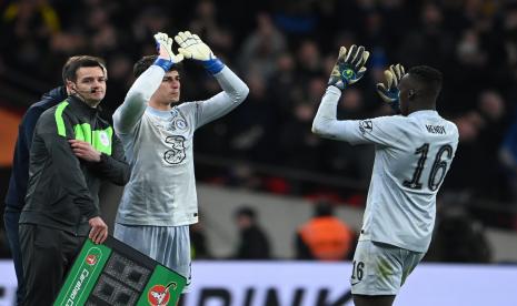 Penjaga gawang Edouard Mendy (kanan) digantikan oleh Kepa Arrizabalaga dari Chelsea pada pertandingan final Piala Carabao Inggris antara Chelsea FC dan Liverpool FC di Stadion Wembley di London, Inggris, Senin (28/2/2022) dini hari WIB. 