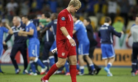  Penjaga gawang Inggris Joe Hart tertunduk lesu setelah gagal melaju ke semifinal di Olympic Stadium, Kiev, Senin (25/6) dini hari WIB. (Gleb Garanich/Reuters) 