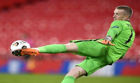  Penjaga gawang Inggris Jordan Pickford menendang bola dalam pertandingan UEFA Nations League di Stadion Wembley di London, Inggris, Kamis (15/10) dini hari WIB.