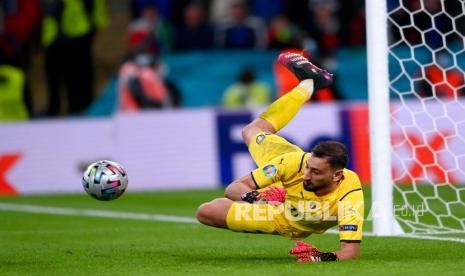 Penjaga gawang Italia Gianluigi Donnarumma menggagalkan tendangan penalti striker Spanyol Alvaro Morata pada pertandingan semifinal sepak bola Euro 2020 antara Italia dan Spanyol di Stadion Wembley di London, Inggris, Rabu (7/7) dini hari WIB. Italia menang dan melaju ke final. 