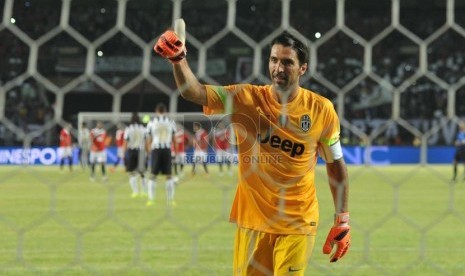 Penjaga gawang Juventus Gianluigi Buffon saat laga Juventus VS ISL Star di Stadion GBK, Jakarta, Rabu (6/8). (Republika/Edwin Dwi Putranto).