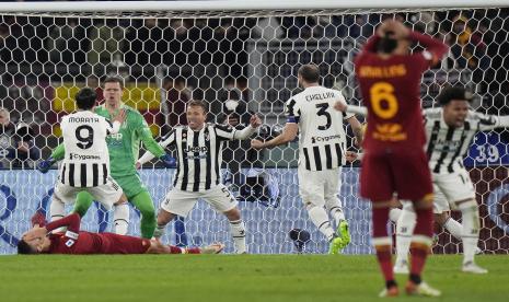  Penjaga gawang Juventus Wojciech Szczesny (kedua dari kiri) merayakan dengan rekan satu timnya setelah menggagalkan tembakan penalti pemain Roma Lorenzo Pellegrini (terbawah), selama pertandingan sepak bola Serie A Italia antara Roma dan Juventus di Stadion Olimpiade di Roma, Italia, Ahad, 9 Januari 2022. Juventus menang 4-3 atas Roma.