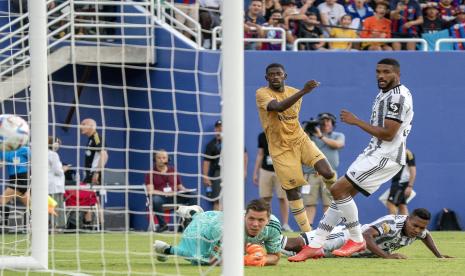  Penjaga gawang Juventus Wojciech Szcz?sny (1) dengan bek Gleison Bremer dan Silva Nascimento, berdiri, sementara Alex Sandro Lobo Silva di tanah, hanya bisa menyaksikan tembakan penyerang Barcelona Ousmane Dembélé membobol gawang selama paruh pertama pertandingan sepak bola di Cotton Bowl , Selasa, 26 Juli 2022 di Dallas.