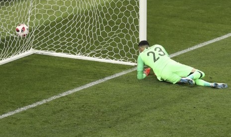 Penjaga gawang Kroasia Danijel Subasic gagal menghentikan tendangan bebas dari Kieran Trippier Inggris untuk membuka skor selama pertandingan semifinal antara Kroasia dan Inggris di Piala Dunia 2018 di Stadion Luzhniki di Moskow, Rusia, Rabu, (11/7) waktu setempat.