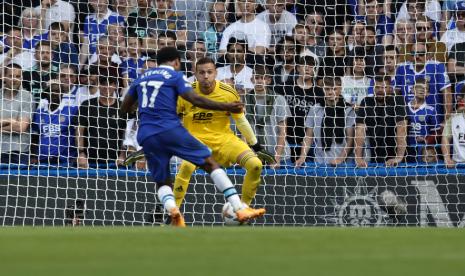 Penjaga gawang Leicester Danny Ward melakukan penyelamatan di depan pemain Chelsea Raheem Sterling selama pertandingan sepak bola Liga Inggris antara Chelsea dan Leicester City di Stadion Stamford Bridge di London, Sabtu, 27 Agustus 2022. 