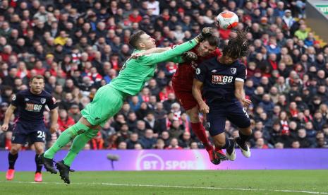 Penjaga gawang Liverpool Adrian.