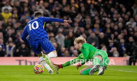  Penjaga gawang Liverpool Caoimhin Kelleher melakukan penyelamatan dari Christian Pulisic pada pertandingan sepak bola Liga Inggris antara Chelsea dan Liverpool di Stamford Bridge di London, Senin (3/1) dini hari WIB. 