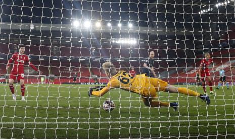 Penjaga gawang Liverpool Caoimhin Kelleher melakukan penyelamatan ketika timnya menghadapi Ajax pada lanjutan penyisihan Grup D Liga Champions di Anfield, Rabu (2/12) dini hari WIB. 