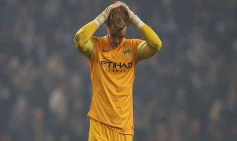 Penjaga gawang Manchester City, Joe Hart, tertunduk lesu setelah timnya menelan kekalahan 1-2 dari menjamu CSKA Moskow di Etihad Stadium, Manchester, Rabu (5/11). 