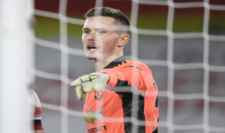 Penjaga gawang Manchester United Dean Henderson memberikan instruksi kepada rekan satu timnya saat pertandingan sepak bola Liga Primer Inggris antara Sheffield United melawan Manchester United di stadion Bramall Lane di Sheffield, Inggris, Kamis, 17 Desember 2020. Manchester United memenangkan pertandingan 3-2.