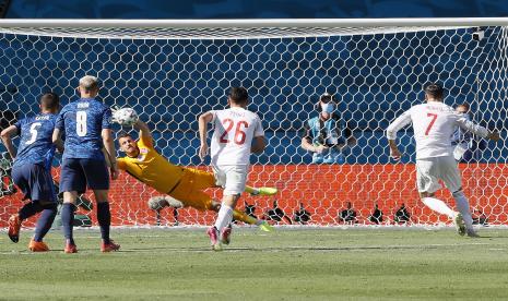 Penjaga gawang Martin Dubravka dari Slovakia menyelamatkan penalti Alvaro Morata dari Spanyol (kanan) selama pertandingan sepak bola babak penyisihan grup E UEFA EURO 2020 antara Slovakia dan Spanyol di Seville, Spanyol, 23 Juni 2021.