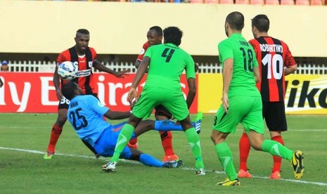  Penjaga gawang Maziya SR Imran (kedua kiri) berusaha mengamankan bola dari serangan Pesepak bola Persipura dalam lanjutan kompetisi AFC Cup 2015 Grub E di Stadion Mandala Jayapura, Papua, Selasa (14/4). (Antara/Roy Ratumakin)