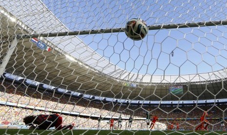 Penjaga gawang Meksiko Guillermo Ochoa gagal menghadang penalti Klaas-Jan Huntelaar. Belanda menang 2-1 atas Meksiko