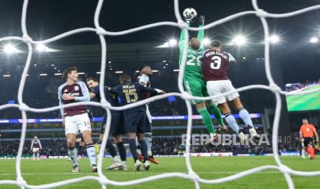 Penjaga gawang Michele Di Gregorio dari Juventus (dua kanan) beraksi melawan Diego Carlos dari Aston Villa (kanan) selama pertandingan Liga Champions UEFA di Birmingham, Inggris, Kamis 28 November 2024 dini hari WIB.. 