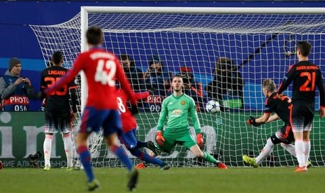 Penjaga gawang MU, David De Gea tak kuasa menghalau gol dari pemain CSKA, Roman Eremenko di babak lanjutan Liga Champions, Kamis (22/10) dini hari WIB.