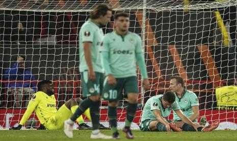 Penjaga gawang Omonia Francis Uzoho, kiri, bereaksi setelah timnya menerima gol pembuka pada pertandingan sepak bola grup E Liga Eropa antara Manchester United dan Omonia di stadion Old Trafford di Manchester, Inggris, Jumat (14/10/2022).