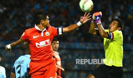 Penjaga gawang Persela Choirul Huda (kanan)