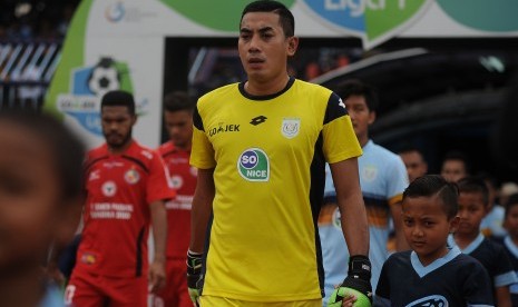 Penjaga gawang Persela Lamongan Choirul Huda (tengah) memasuki lapangan sebelum pertandingan melawan Semen Padang dalam lanjutan Gojek Traveloka Liga 1 di Stadion Surajaya Lamongan, Jawa Timur, Ahad (15/10).