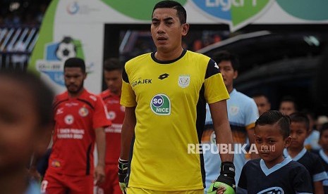 Penjaga gawang Persela Lamongan Choirul Huda (tengah) memasuki lapangan sebelum pertandingan melawan Semen Padang dalam lanjutan Gojek Traveloka Liga 1 di Stadion Surajaya Lamongan, Jawa Timur, Minggu (15/10). 